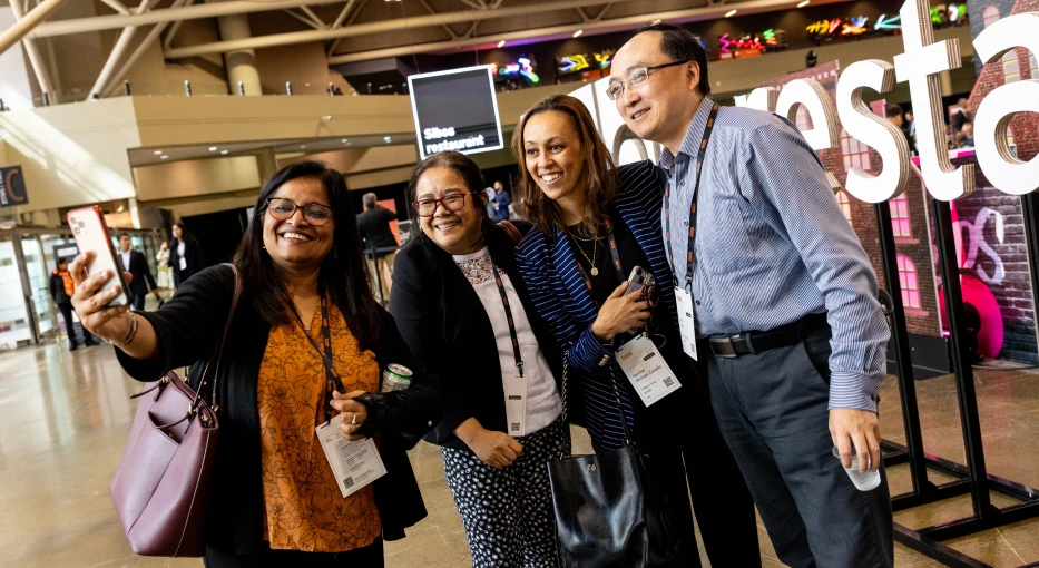 Un groupe de participants prend un égoportrait lors d’un congrès